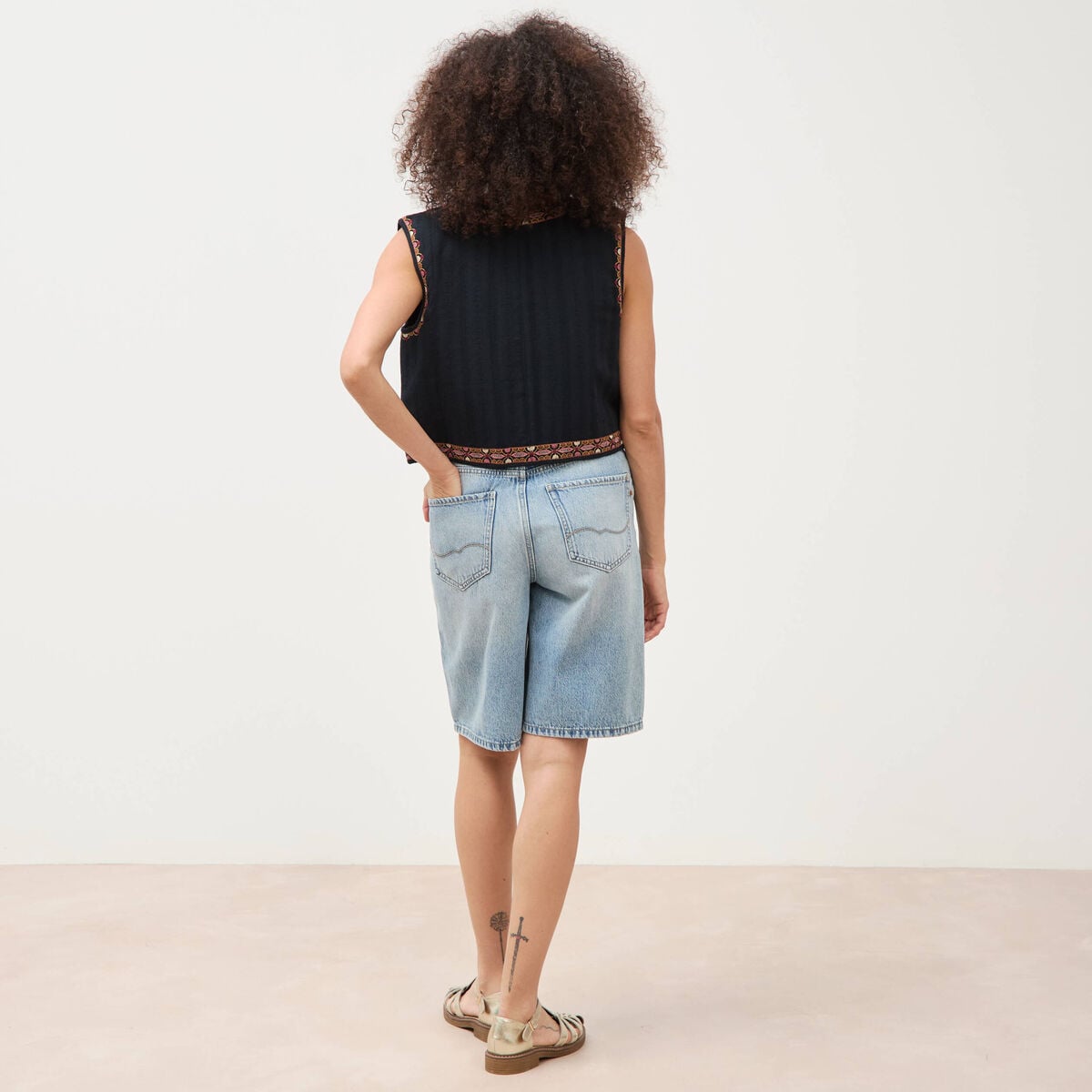 Gilet droit court sans manches doubl&eacute; noir femme