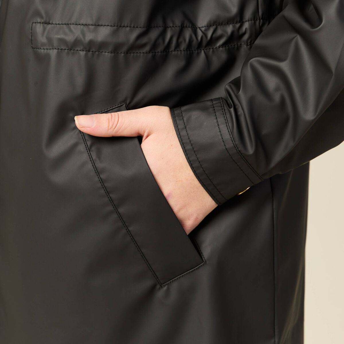 Parka longue droite d&eacute;perlante &agrave; capuche noir femme