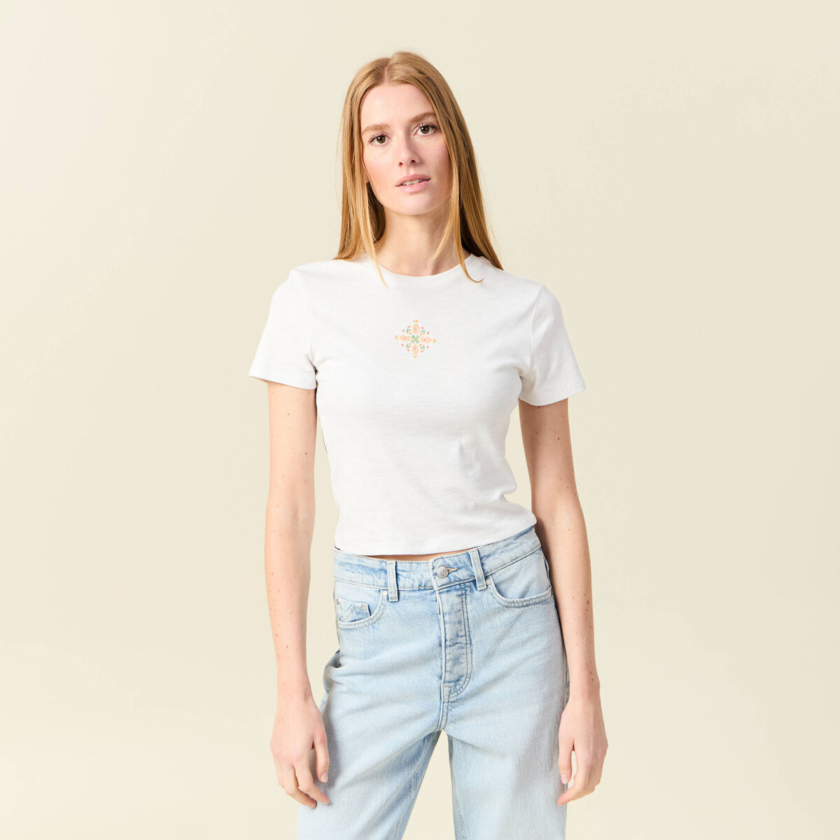 T-shirt ajust&eacute; cropped col rond ivoire femme