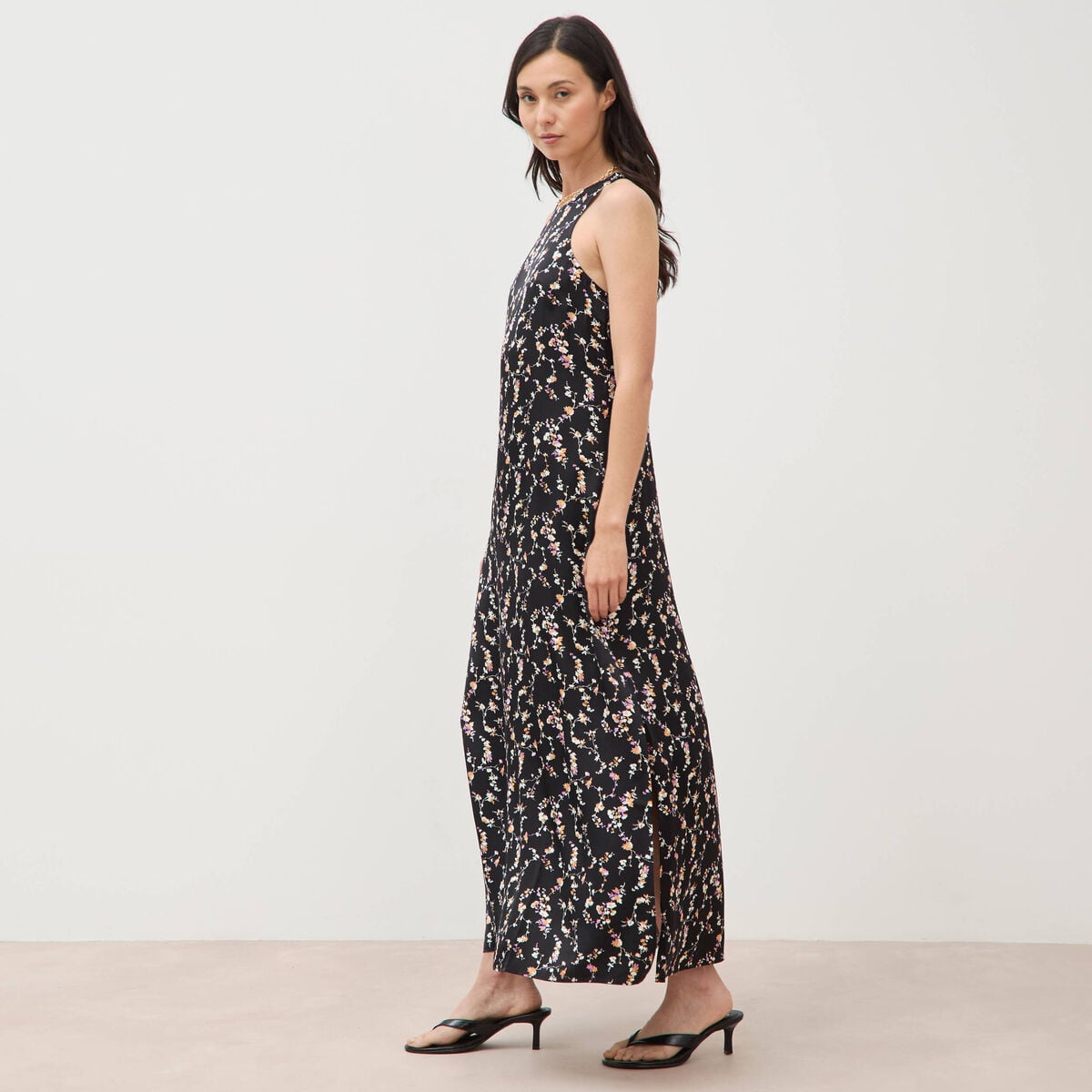 Robe longue droite sans manches col v noir femme