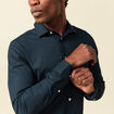 Chemise cintr&eacute;e en coton manches longues bleu marine homme