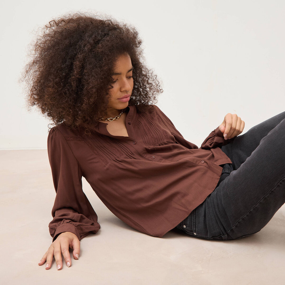 Blouse ajour&eacute;e col rond manches longues marron fonc&eacute; femme