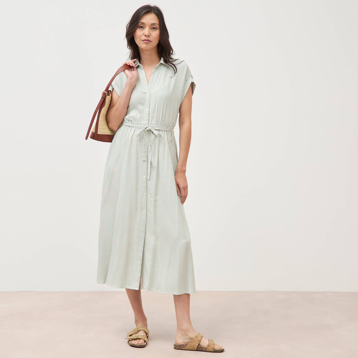 Robe longue &eacute;vas&eacute;e ceintur&eacute;e vert olive femme