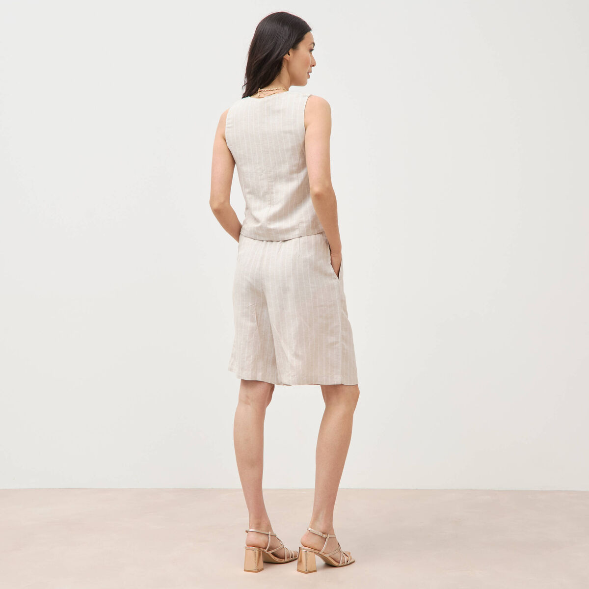 Gilet ajust&eacute; col v sans manches beige femme