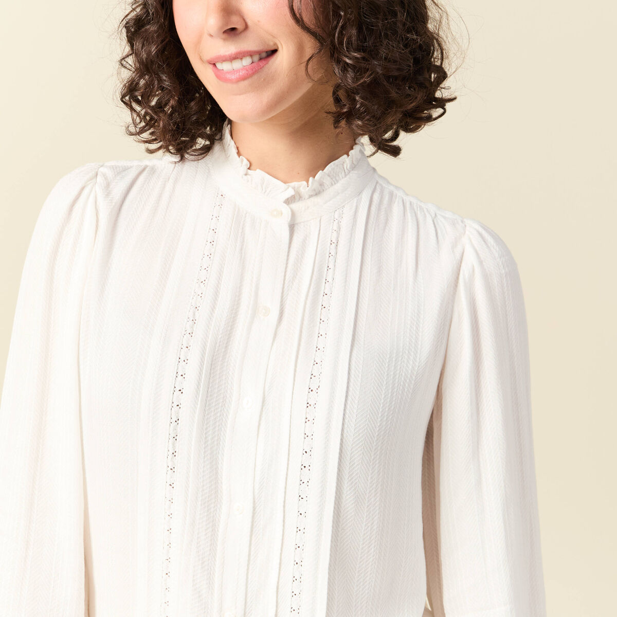 Blouse droite courte d&eacute;tail dentelle creme femme