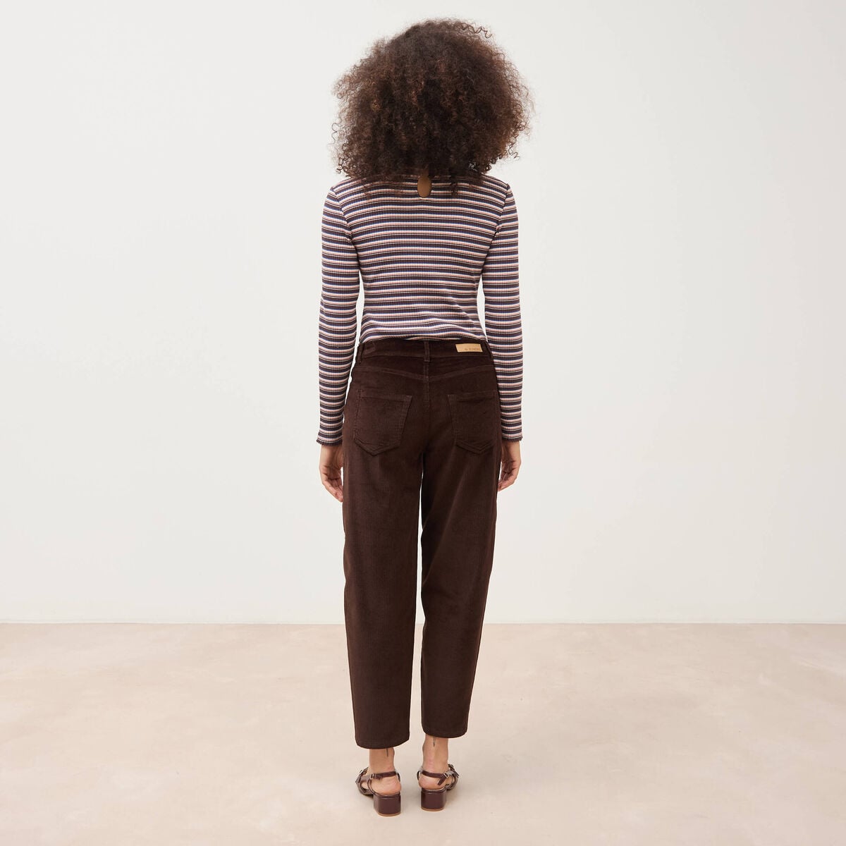 Pantalon taille haute velours resserr&eacute; marron femme