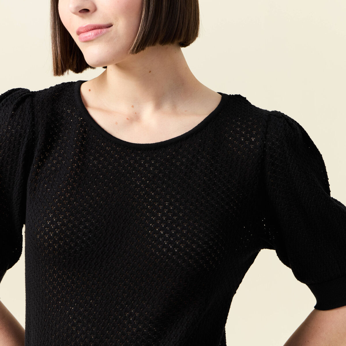 Pull manches courtes ajour&eacute; noir femme