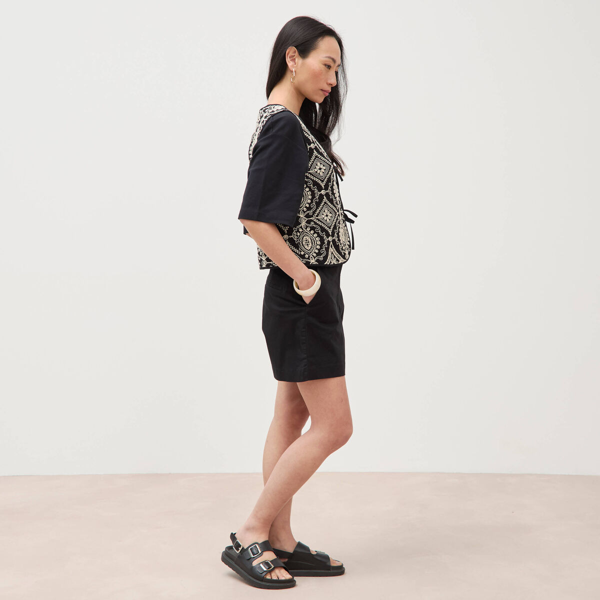 Cardigan sans manches avec broderies noir femme