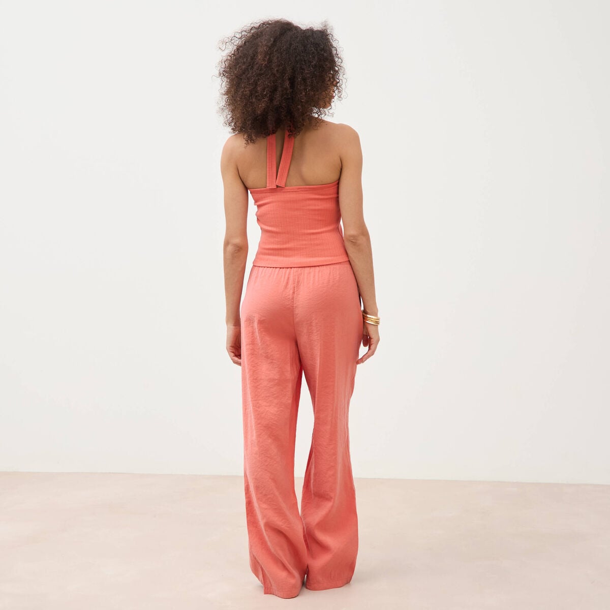 D&eacute;bardeur d&eacute;collet&eacute; brassi&egrave;re int&eacute;gr&eacute;e rouge fonc&eacute; femme