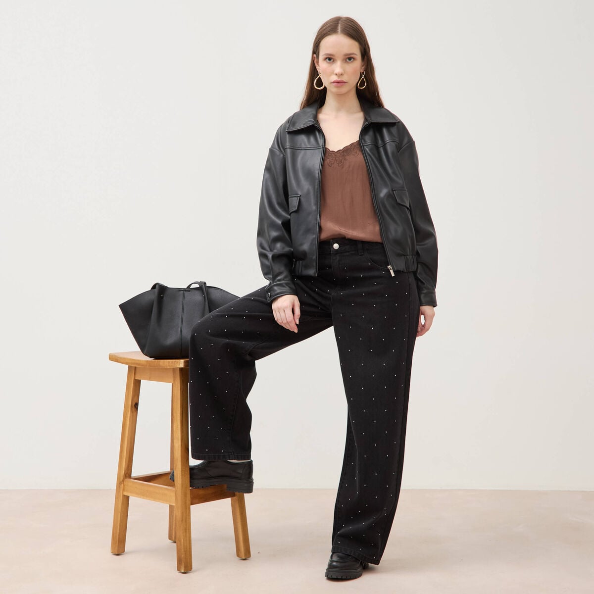 Jeans ample d&eacute;tails clout&eacute;s denim noir femme