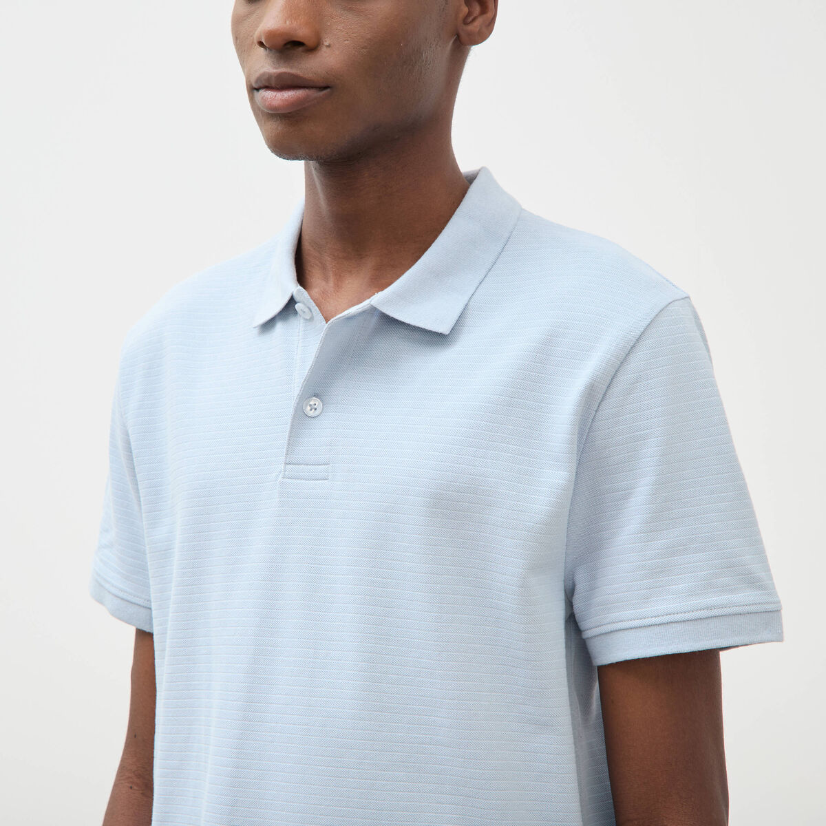 Polo cintr&eacute; en coton manches courtes bleu ciel homme