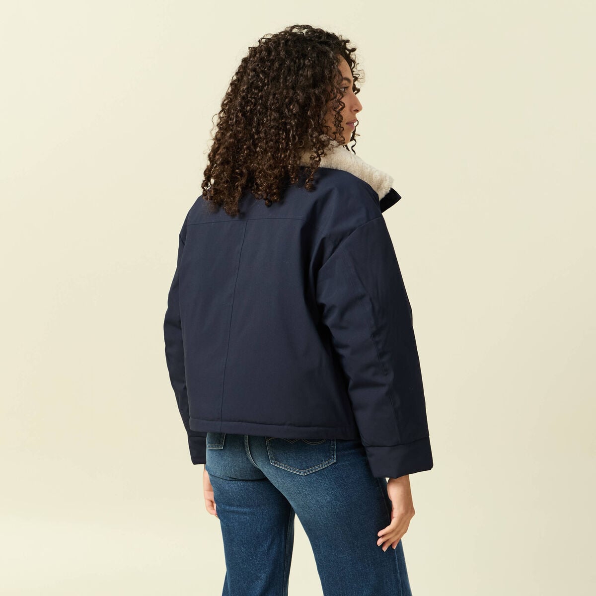 Manteau droit court col classique bleu fonc&eacute; femme