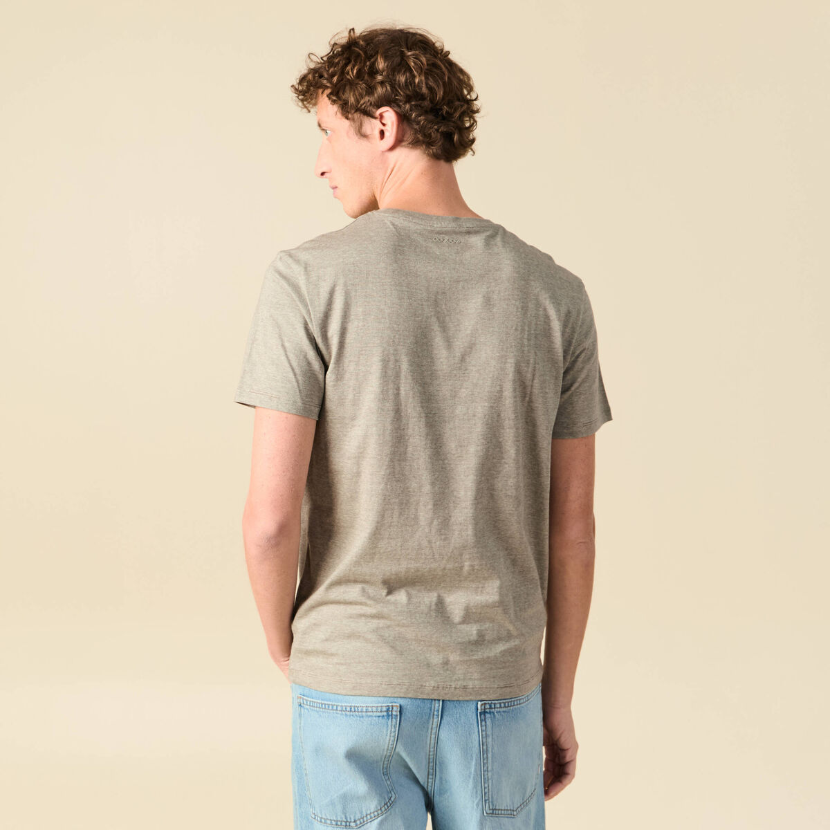 T-shirt cintr&eacute; col rond manches courtes taupe homme