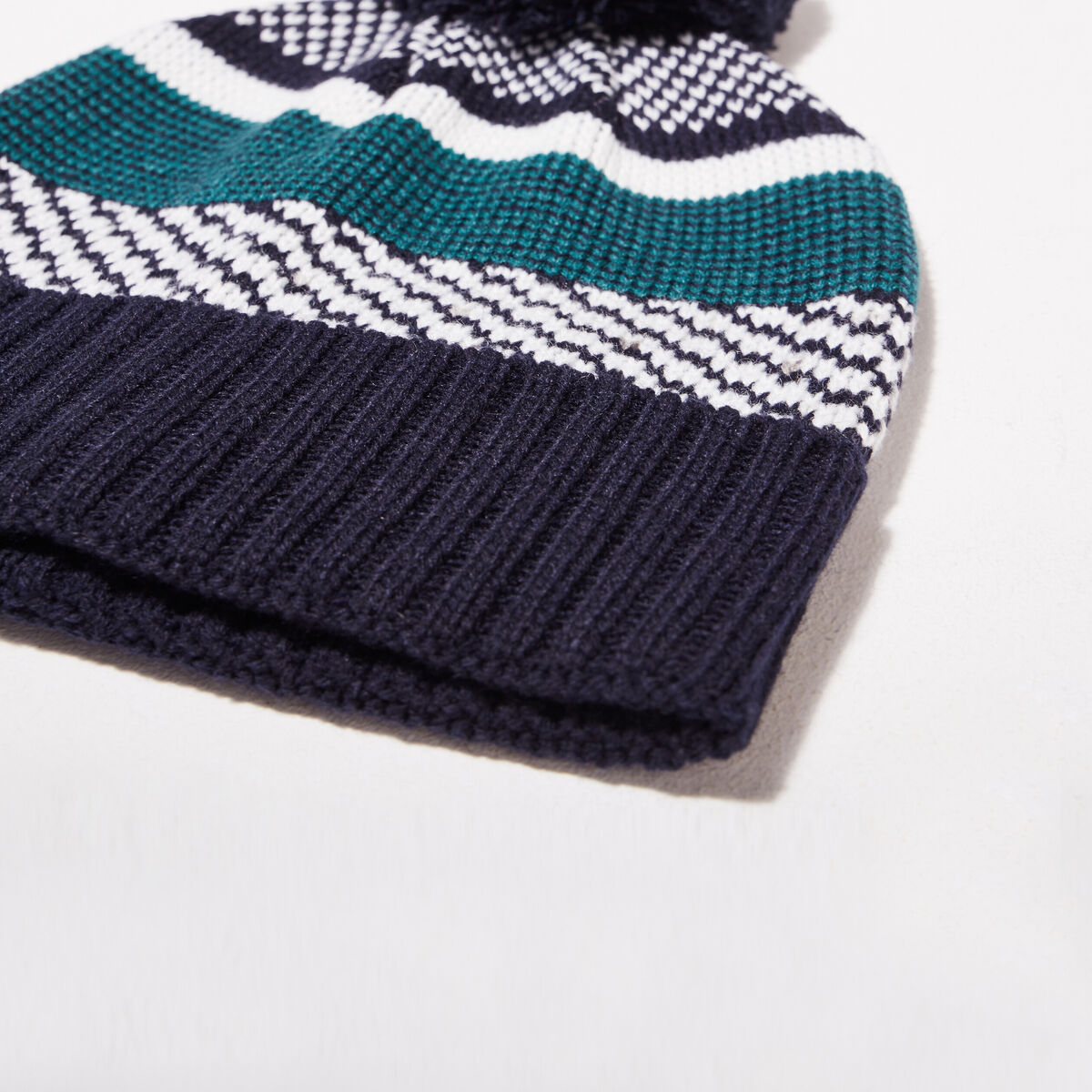 Bonnet tricot&eacute; &agrave; pompon bleu fonc&eacute; homme