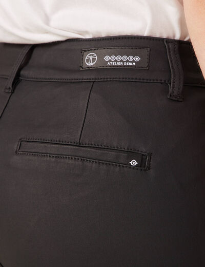 Jeans cargo 7/8ème enduit denim noir enduit femme