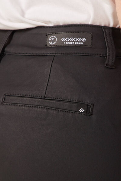 Jeans cargo 7/8ème enduit denim noir enduit femme