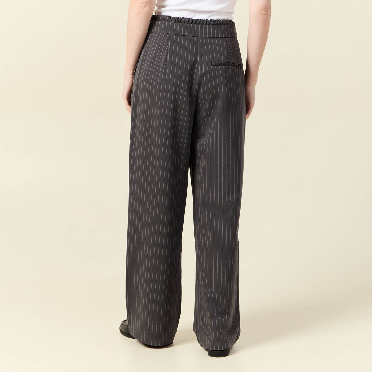 Pantalon large ceinture tissu fluide gris femme