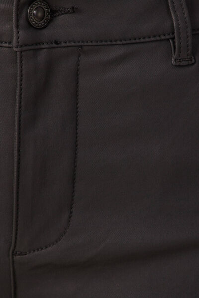 Jeans cargo 7/8ème enduit denim noir enduit femme