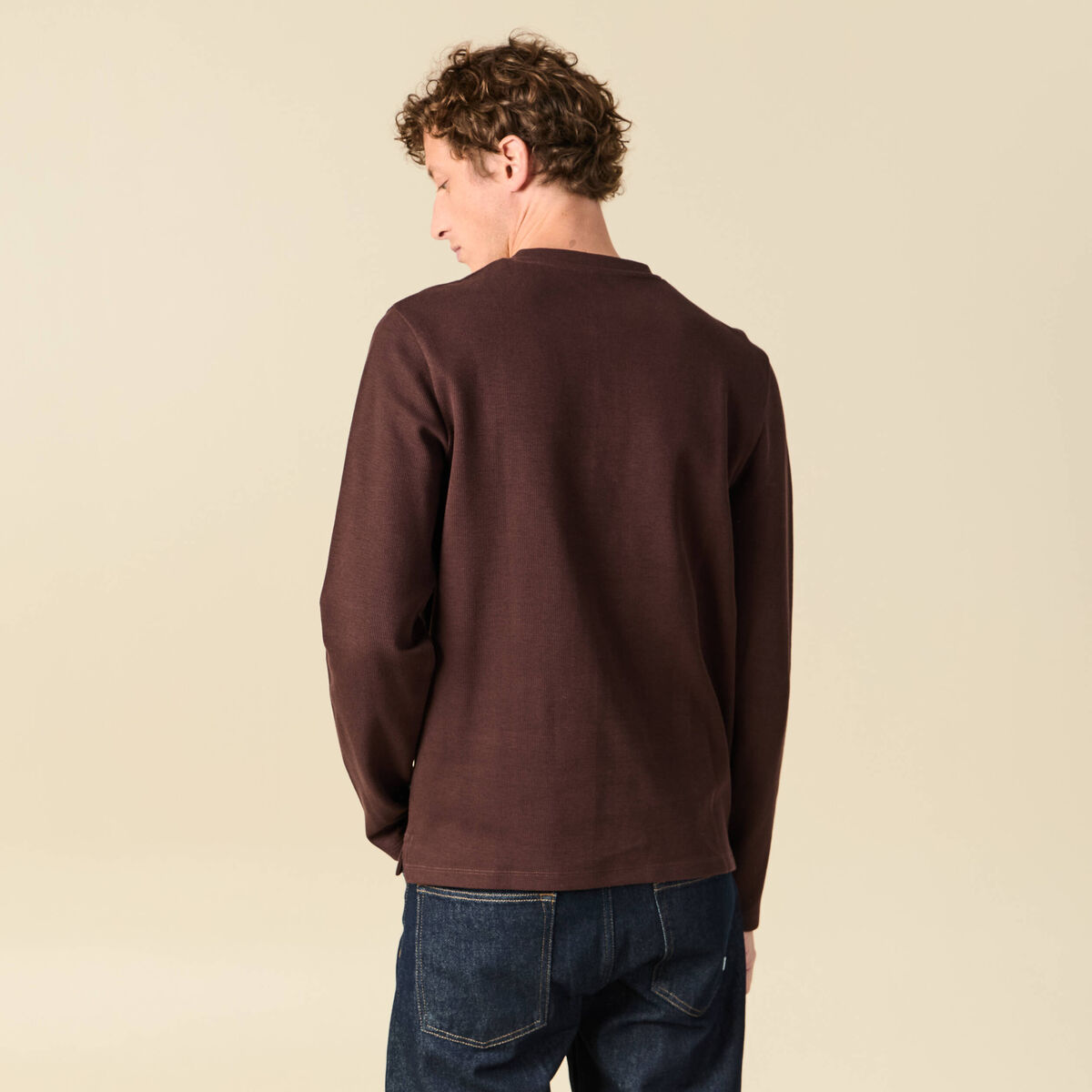 T-shirt cintr&eacute; en coton manches longues marron fonc&eacute; homme