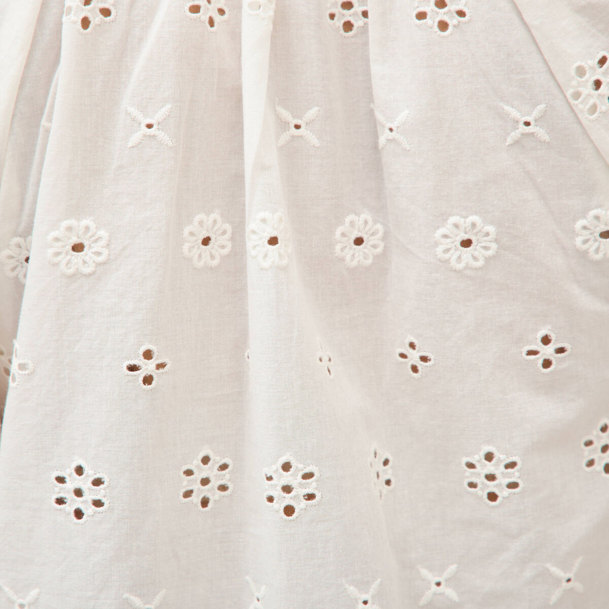 Blouse col v manches 3/4 en coton brod&eacute;e ecru femme