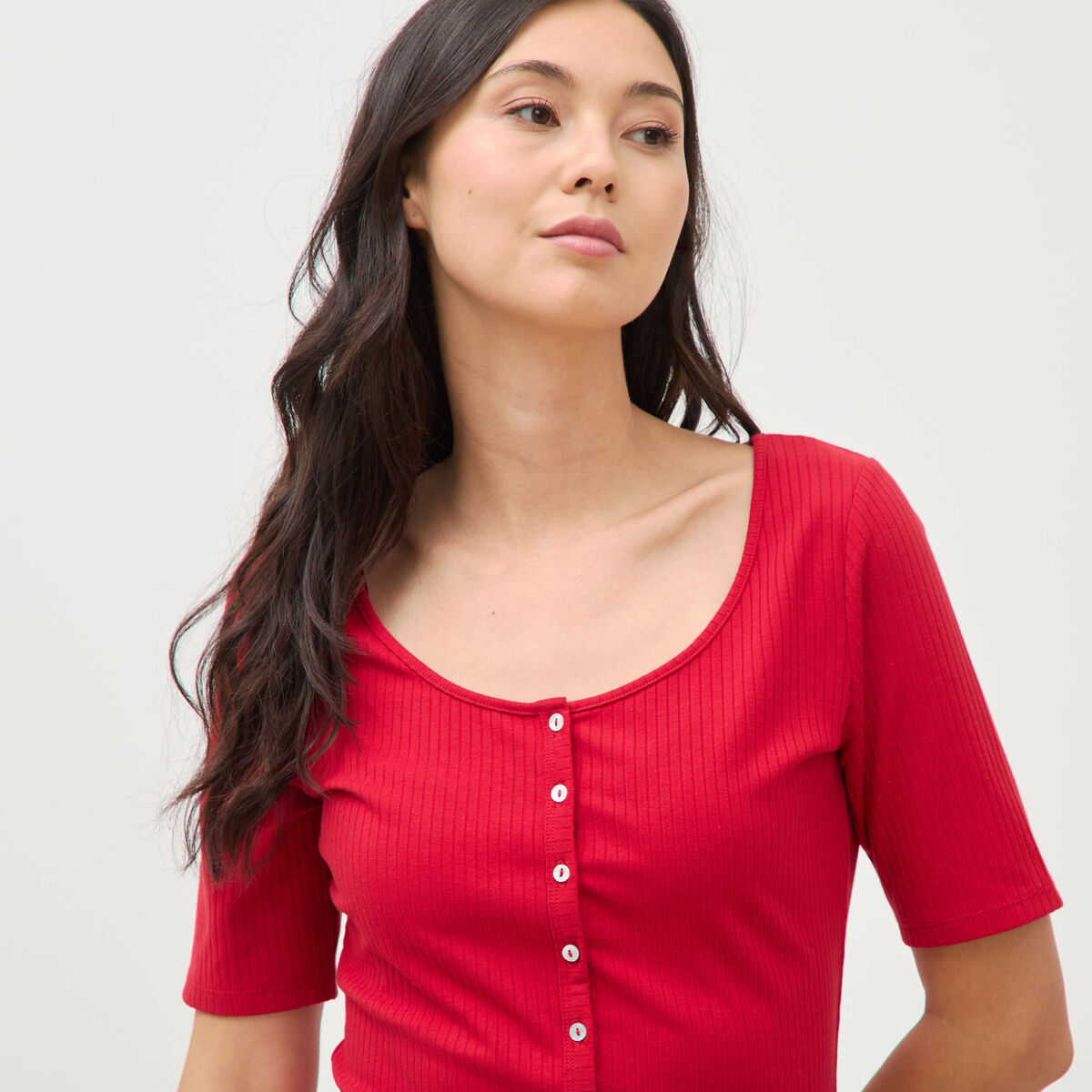 T-shirt c&ocirc;tel&eacute; ajust&eacute; manches courtes rouge femme