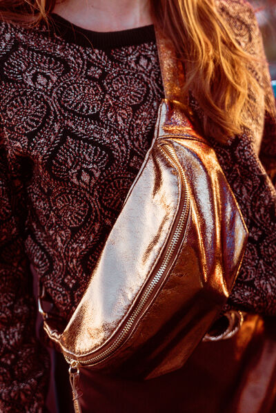 Sac sling métallisé couleur or femme