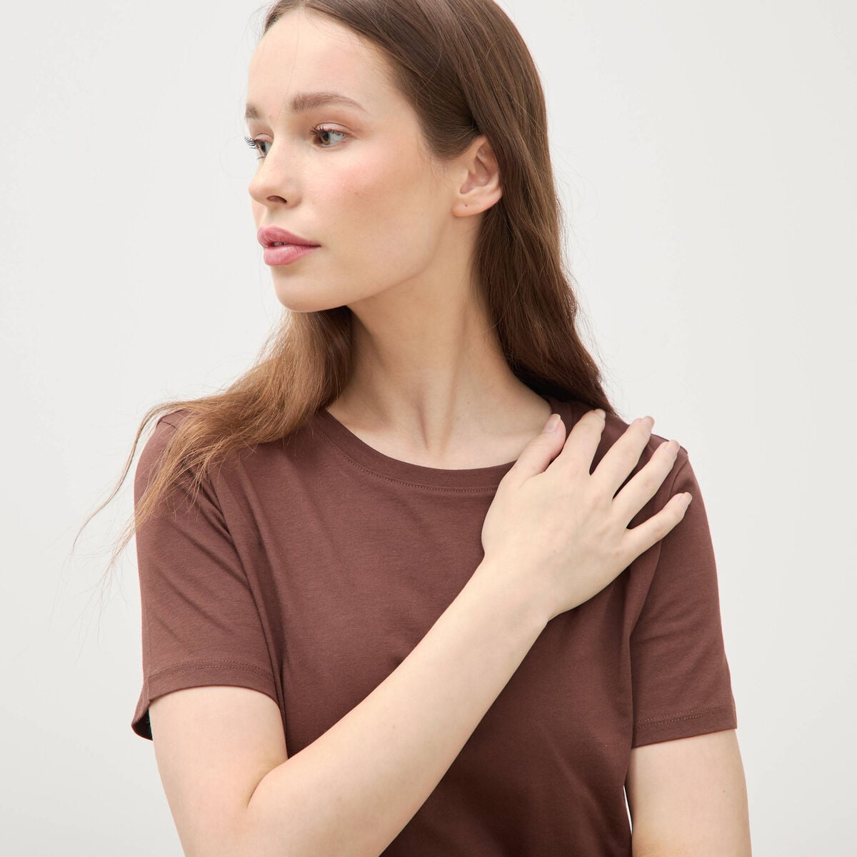 T-shirt cintr&eacute; col rond manches courtes marron fonc&eacute; femme