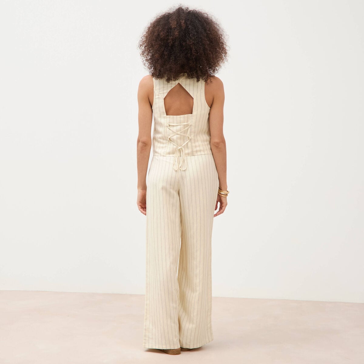 Gilet ajust&eacute; court sans manches col v jaune pastel femme