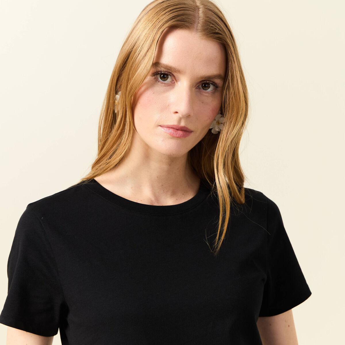 T-shirt cintr&eacute; col rond manches courtes noir femme