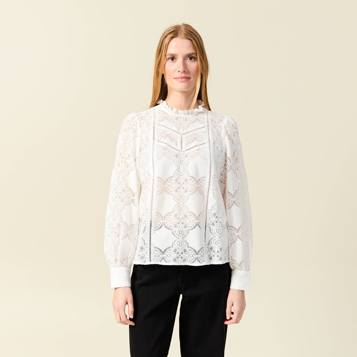 Blouse cintr&eacute;e dentelle manches longues ecru femme