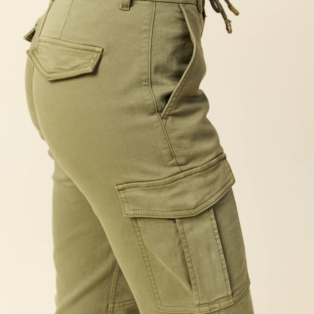 Pantalon cargo battle 7/8&egrave;me en maille vert kaki femme