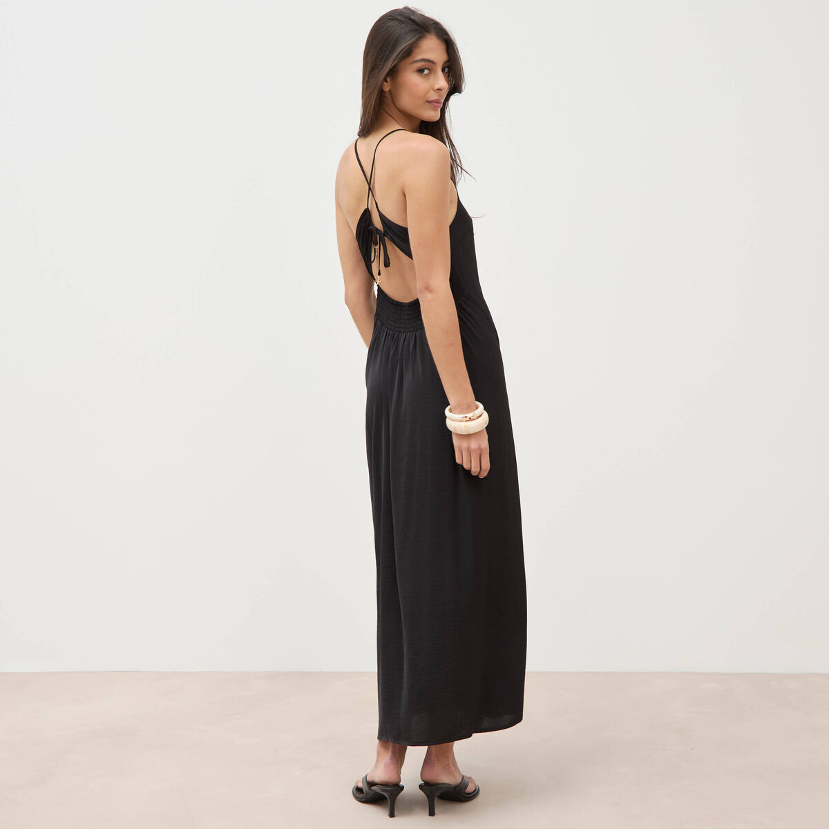 Robe satin&eacute;e bretelles col v noir femme