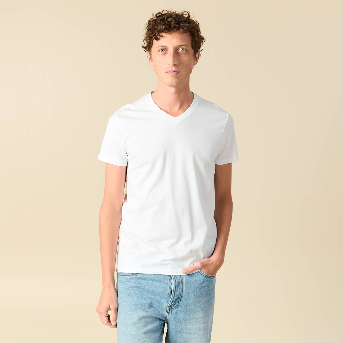 T-shirt ajust&eacute; col v manches courtes blanc homme