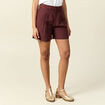 Short droit avec pinces bordeaux femme