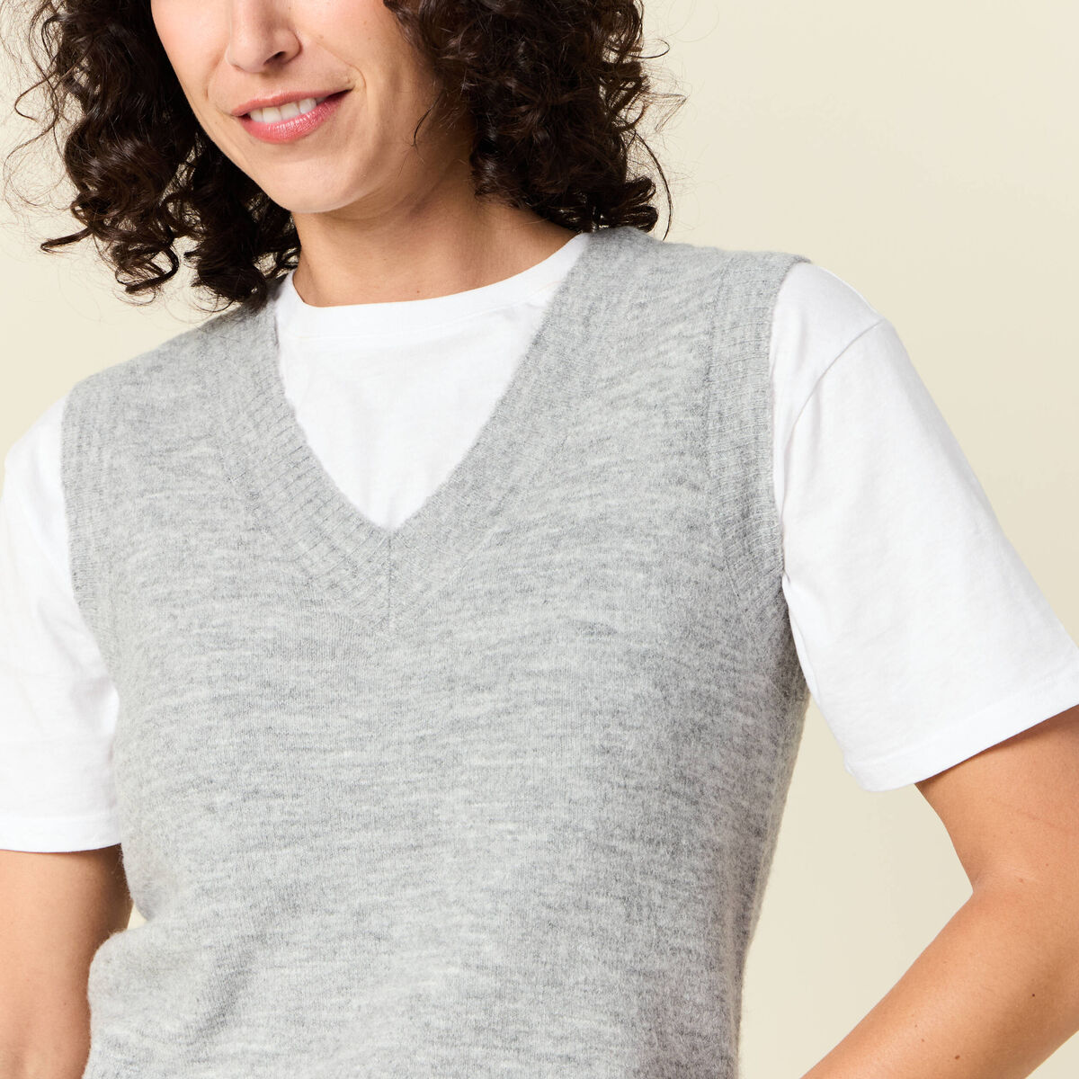 Pull sans manches col en V gris clair femme