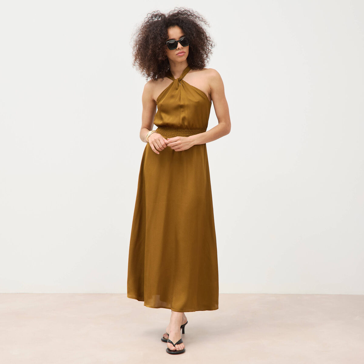 Robe satin&eacute;e col montant sans manches vert olive femme