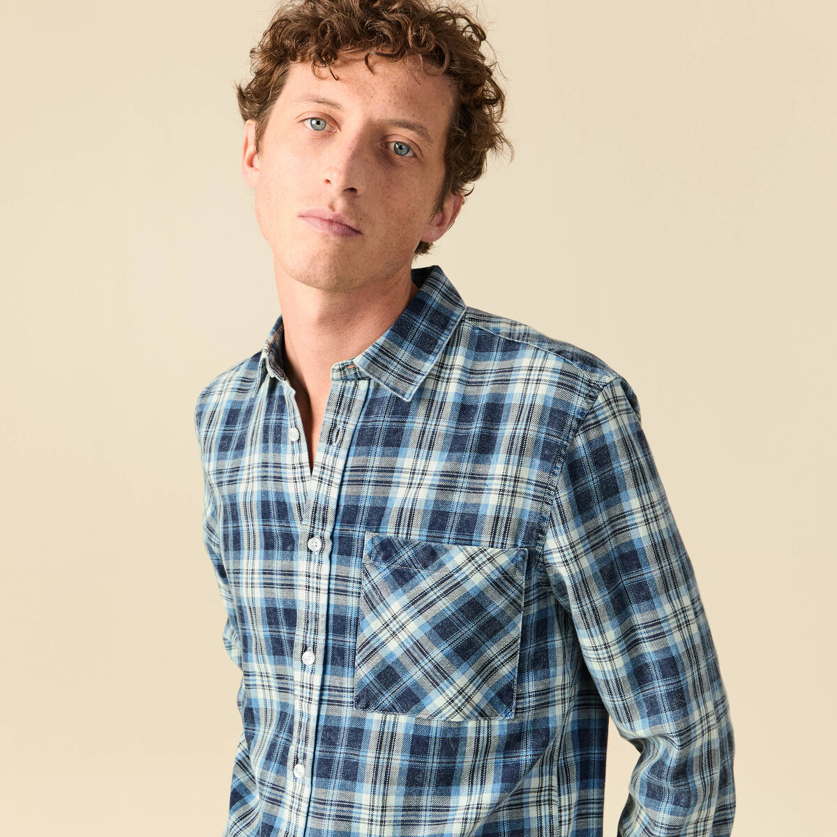 Chemise droite courte en coton bleu fonc&eacute; homme