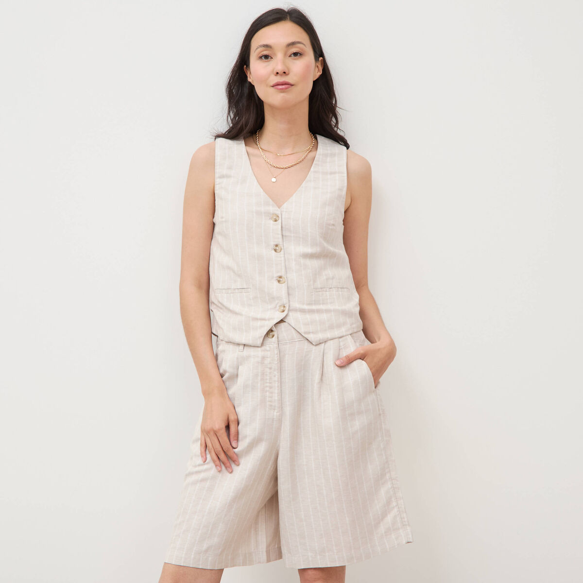 Gilet ajust&eacute; col v sans manches beige femme