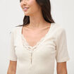 T-shirt ajust&eacute; col v manches coude creme femme