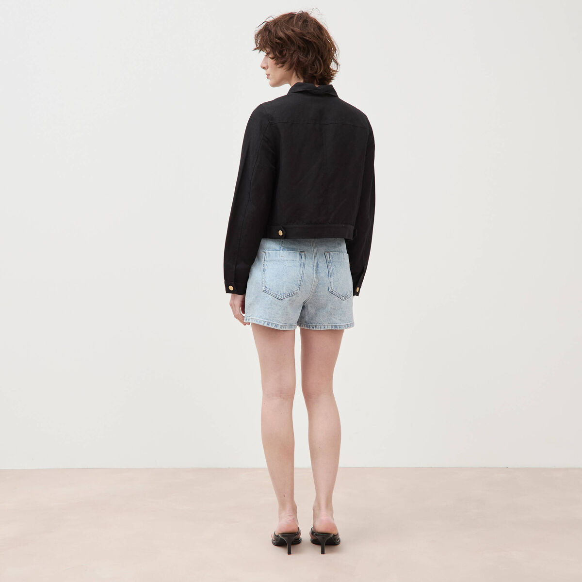 Veste courte boutonn&eacute;e noir femme
