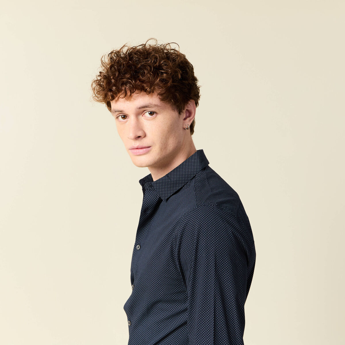 Chemise cintr&eacute;e en coton manches longues bleu marine homme