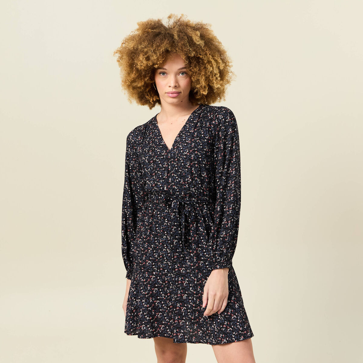 Robe droite courte col v manches longues noir femme