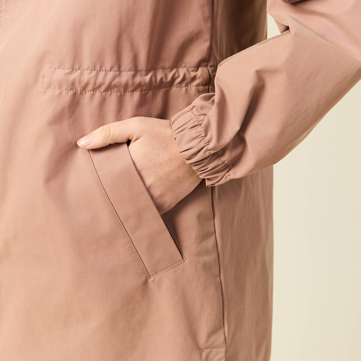 Parka longue droite d&eacute;perlante &agrave; capuche marron clair femme