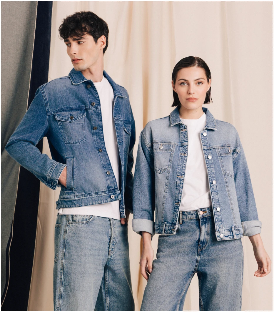Deux mannequins, un homme et une femme, habillés en jeans, vestes en jean et t-shirts blancs.