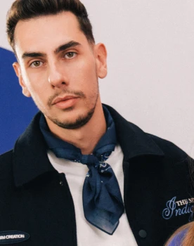 foulard bleu marine noué autour du cou