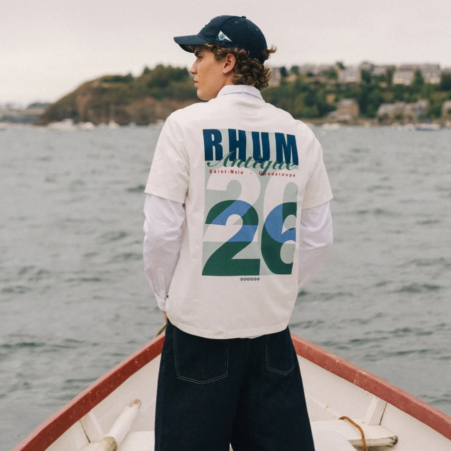t-shirt blanc homme avec un graphisme vert et blanc 'Rhum antique 2026 Saint Malo - Guadeloupe' 