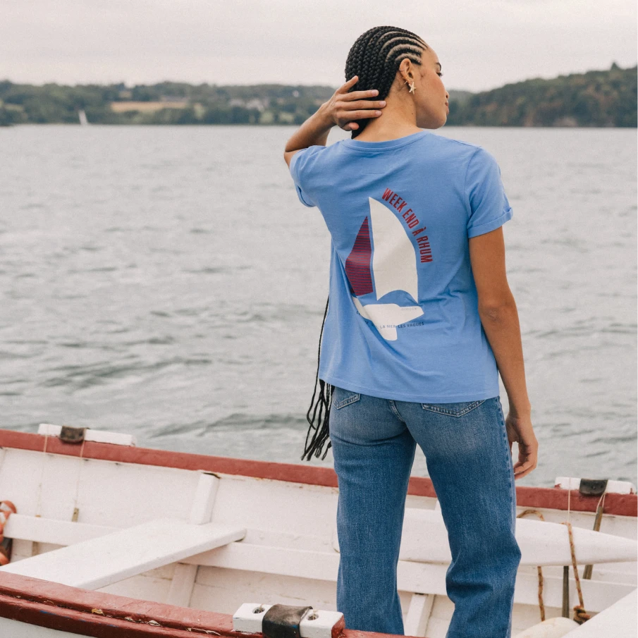t-shirt bleu femme avec un dessin de bateau dans le dos