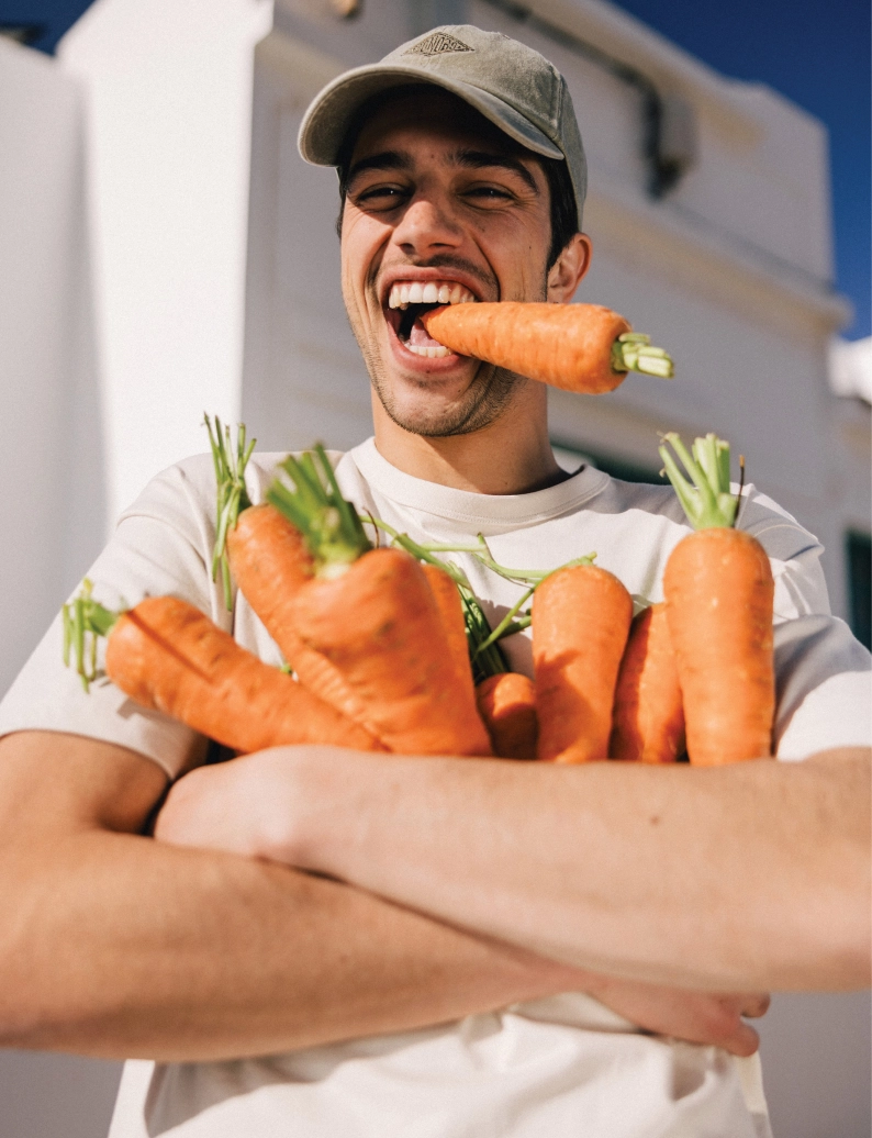 homme en t-shirt avec des carrottes