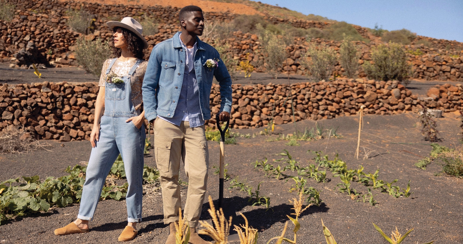 Visuel duo : femme en salopette et t-shirt. Homme avec une veste en jeans, chemise, jeans et bottines