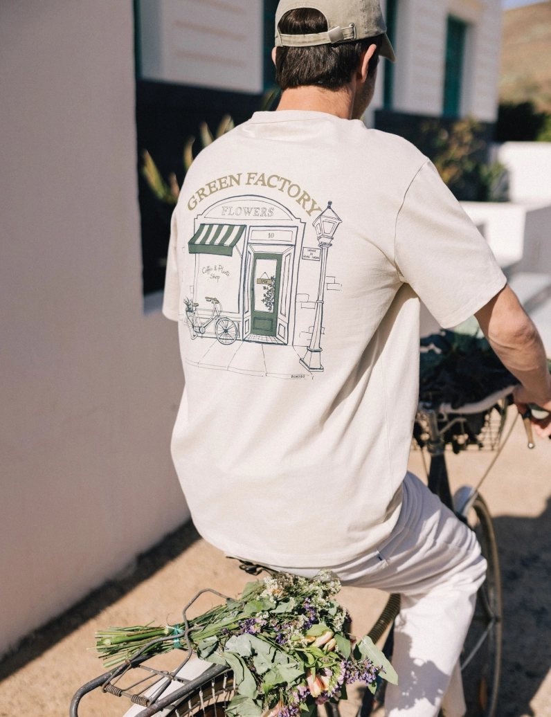homme de dos en t-shirt et jeans sur un vélo
